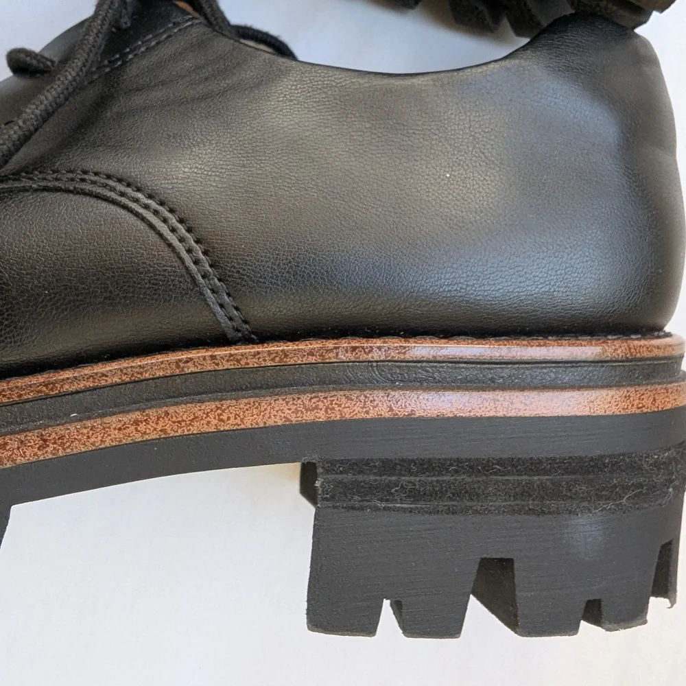 Korks Veda Lug Sole Platform Derby Size 9.5M Black